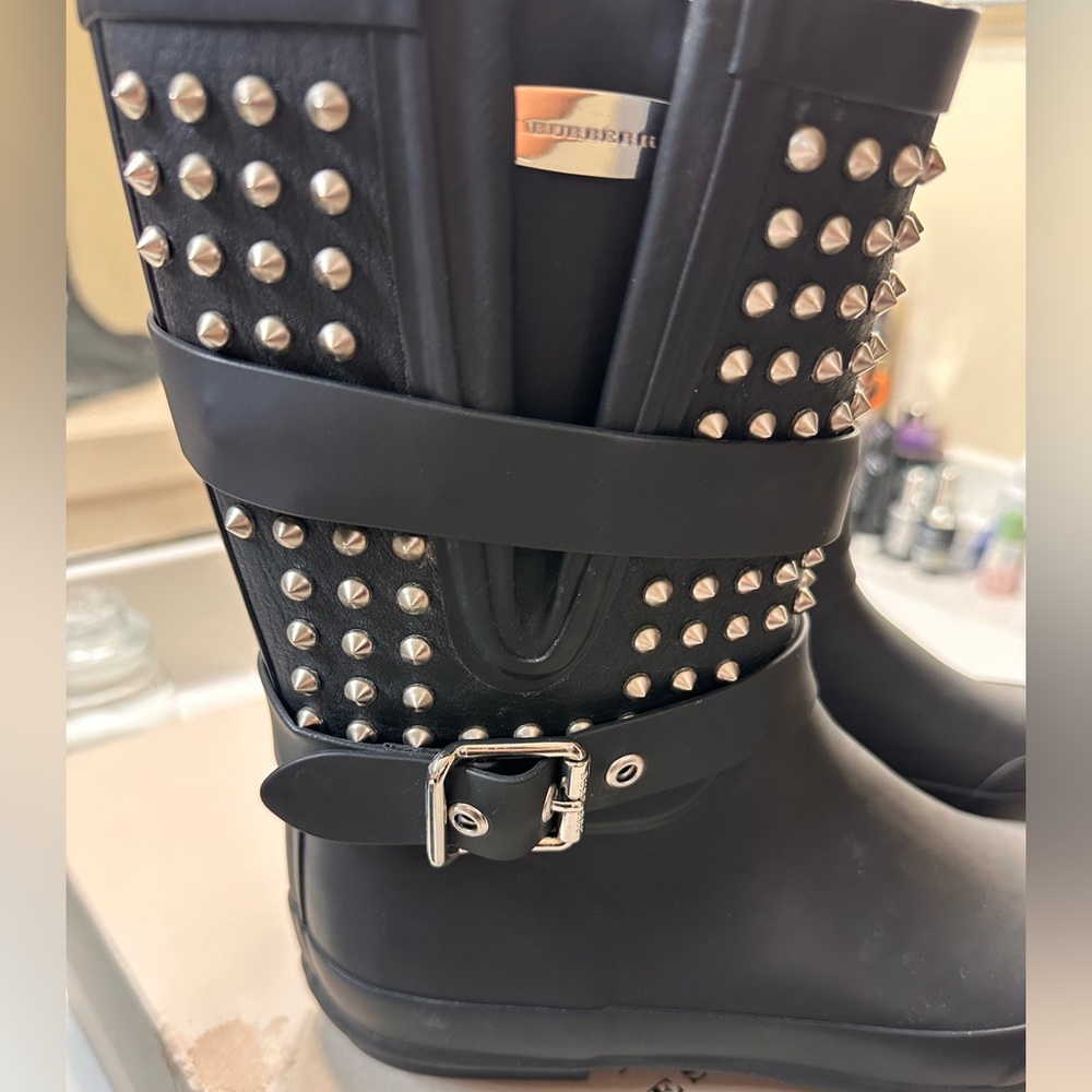 NEW BURBERRY HOLLOWAYS RUBBER BOOTS W SPIKES NEW